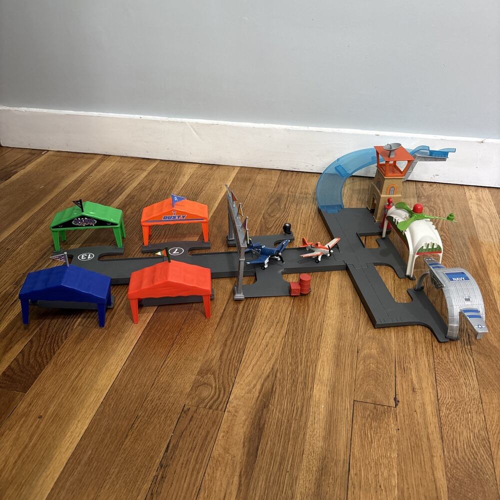 Disney Pixar PLANES Deluxe Pit Row Playset 2014 (incomplete)